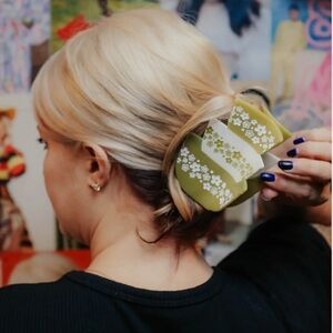 THE PEACH FUZZ Green White Spring Blossom Crazy Daisy Pyrex Bowls Hair Claw Clip